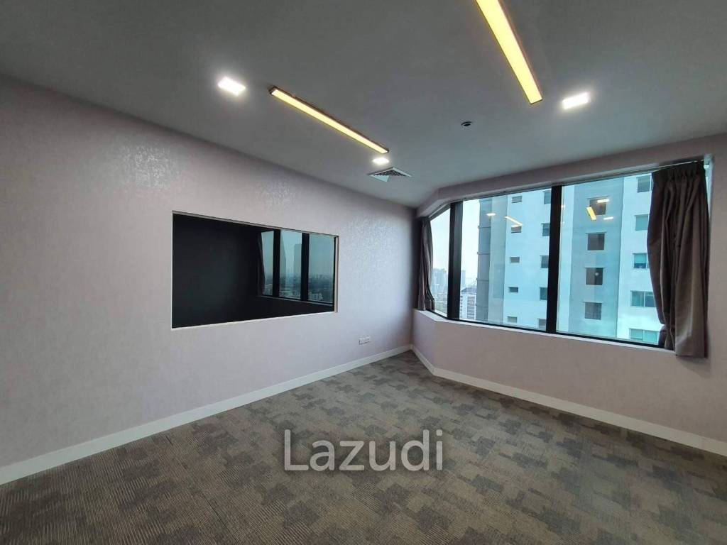 Premium Office Space for Sale in Huaykwang