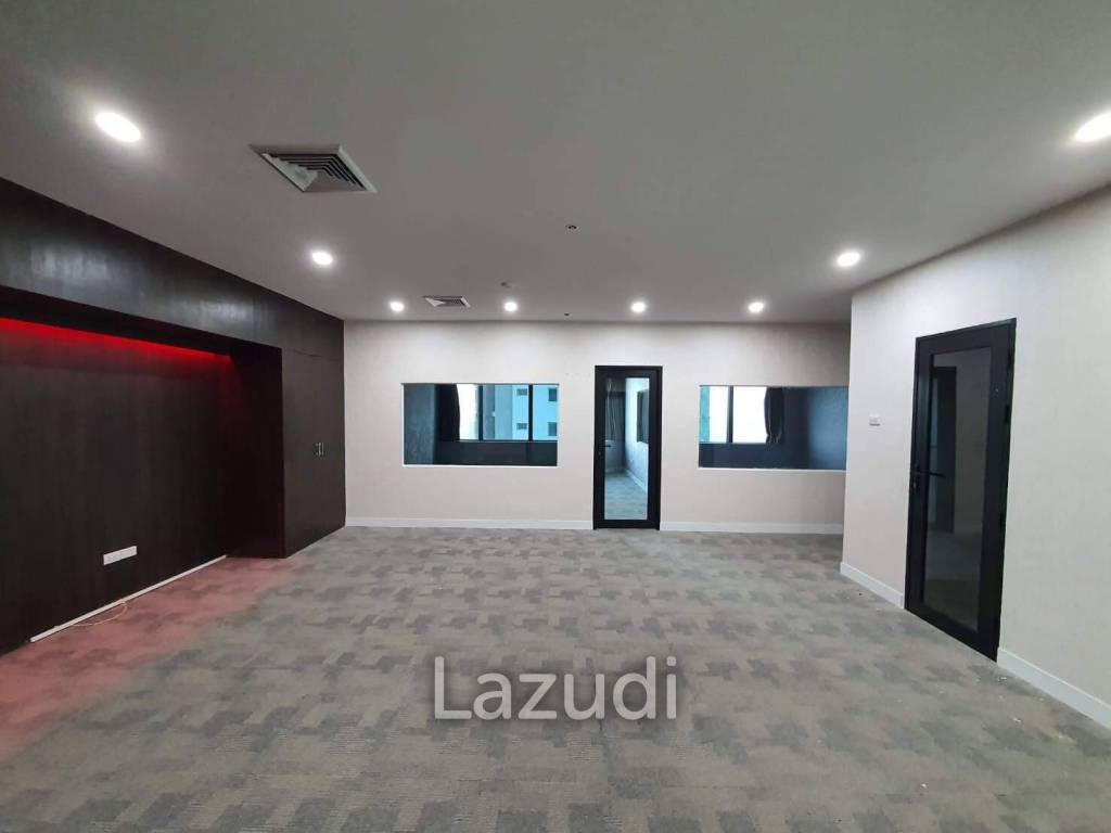 Premium Office Space for Sale in Huaykwang