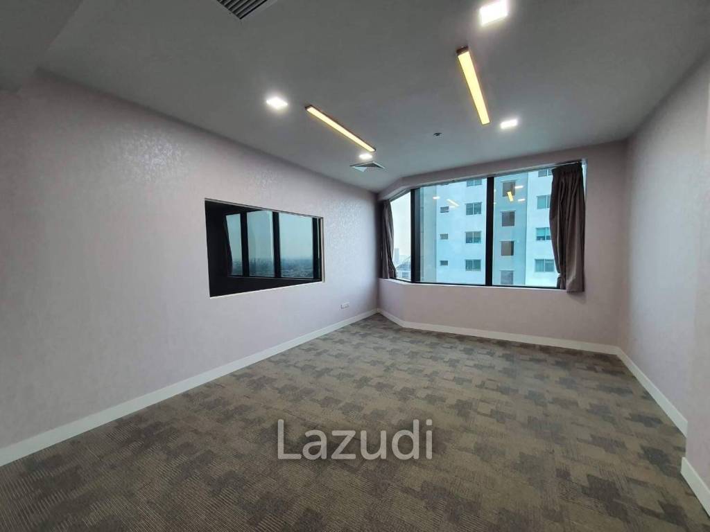 Premium Office Space for Sale in Huaykwang
