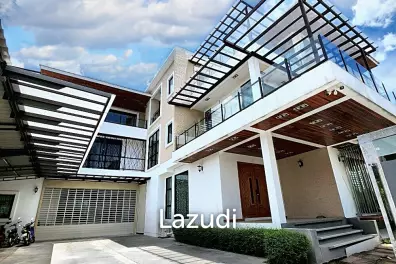 9 Bed 1,896 SQ.M House for sale Soi Punnawithi 27
