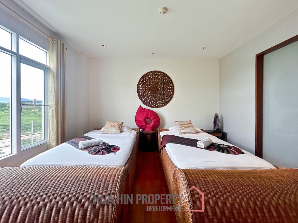 Blue Lagoon: 2 Bedroom Condo With Pool And Mountain Views