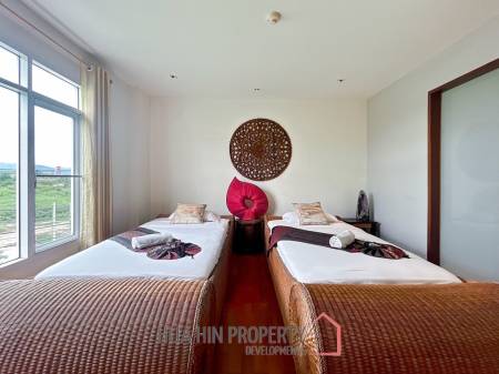 Blue Lagoon: 2 Bedroom Condo With Pool And Mountain Views