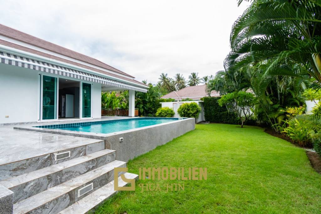 Woodlands Residence : 3 bed pool villa on a large corner plot