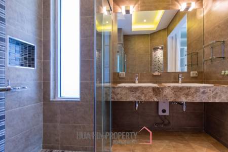 Woodlands Residence : 3 bed pool villa on a large corner plot