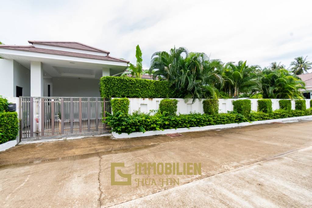 Woodlands Residence : 3 bed pool villa on a large corner plot