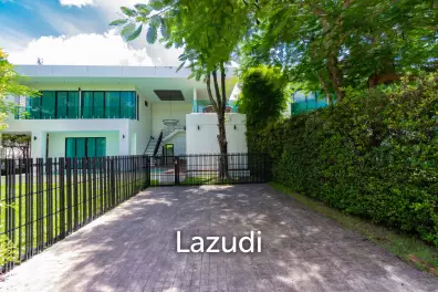 ITZ TIME : Luxurious Two-Story Pool Villa in Hua Hin