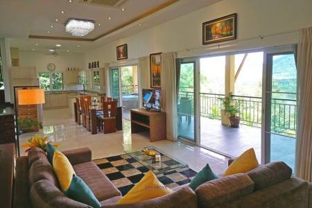 6-Bedroom Villa with Infinity Pool and Stunning Views for Rent on Kathu Hill