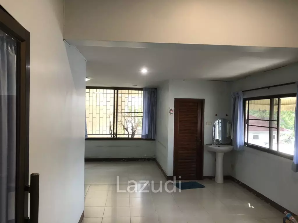 Premium Commercial Building for Sale and Rent in Sutthisan