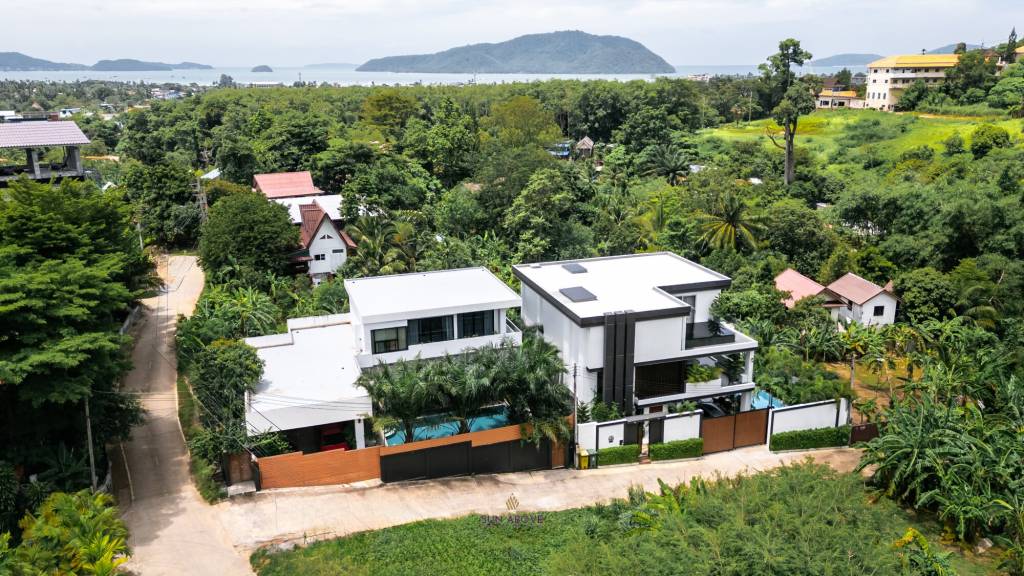 Luxurious Five-Bedroom Villa in Rawai: Modern Elegance with High-Tech Amenities and Privacy