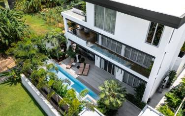 Luxurious Five-Bedroom Villa in Rawai: Modern Elegance with High-Tech Amenities and Privacy