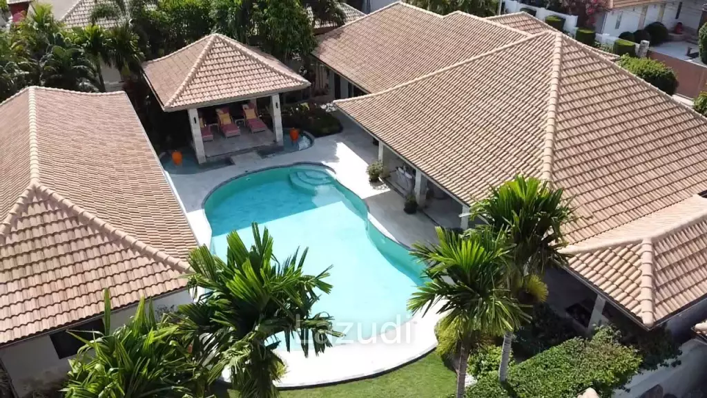 HANA VILLAGE 1 : Beautiful 3 bed Bali style pool villa on Luxury Development close to the beach