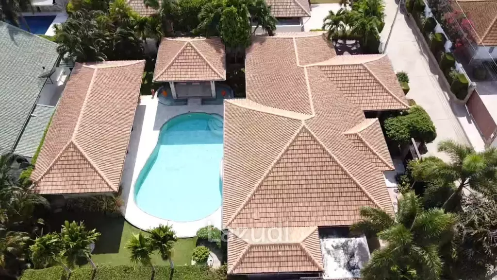 HANA VILLAGE 1 : Beautiful 3 bed Bali style pool villa on Luxury Development close to the beach