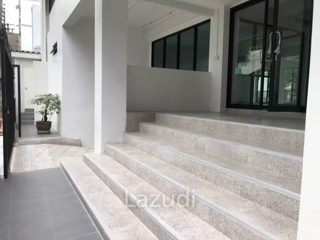 Luxury Commercial Building for rent in Silom