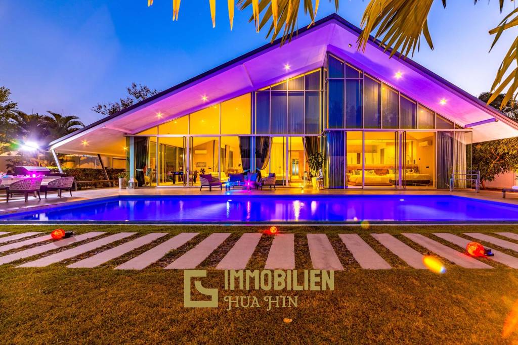 Moderne, frei stehende 7 Schlafzimmer Pool Villa auf einem großen Grundstück