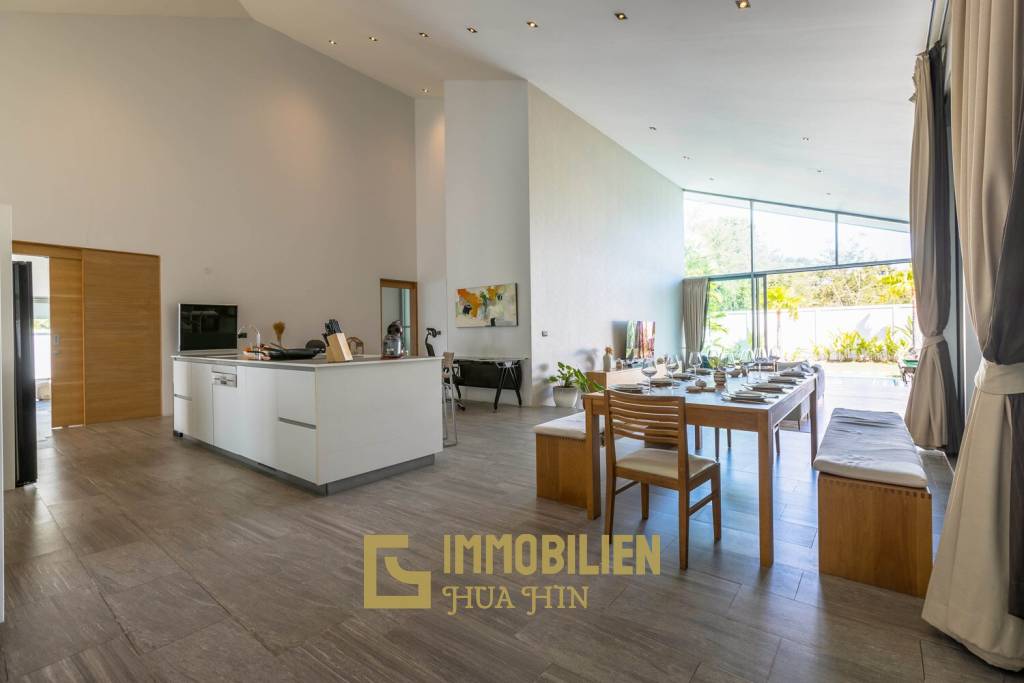 Moderne, frei stehende 7 Schlafzimmer Pool Villa auf einem großen Grundstück