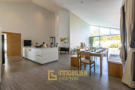 Moderne, frei stehende 7 Schlafzimmer Pool Villa auf einem großen Grundstück