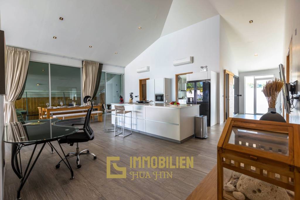 Moderne, frei stehende 7 Schlafzimmer Pool Villa auf einem großen Grundstück