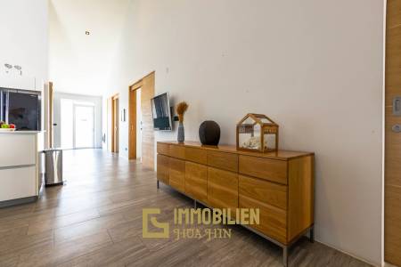 Moderne, frei stehende 7 Schlafzimmer Pool Villa auf einem großen Grundstück