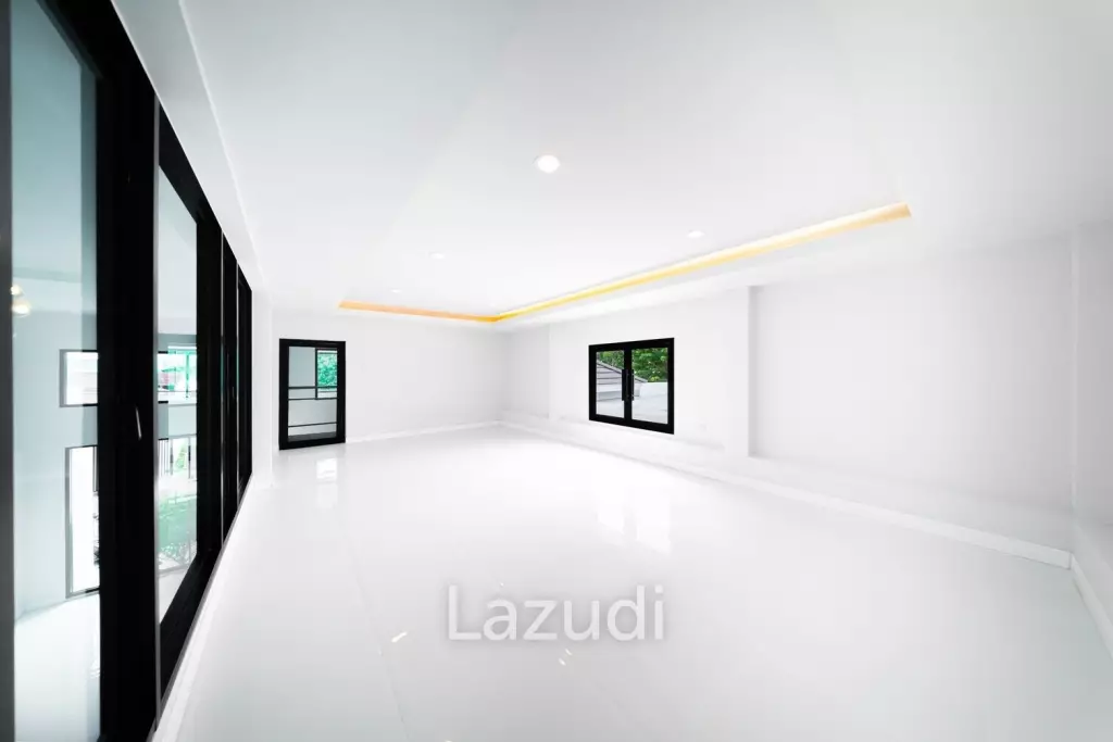 4 Beds 4 Baths 400 SQ.M. Pool  Villa in North Pattaya