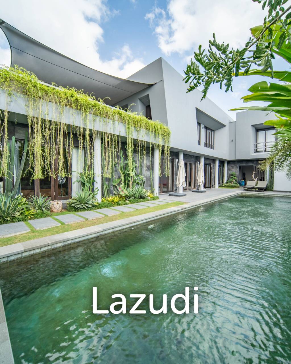 Luxurious 3-Bedroom Villa with Panoramic Mountain Views