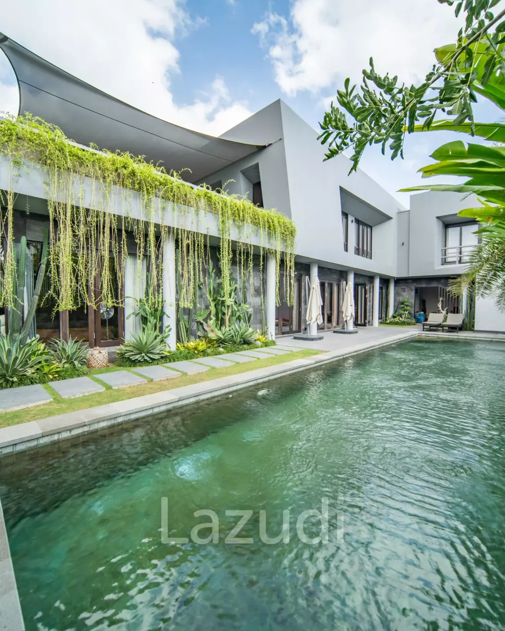 Luxurious 3-Bedroom Villa with Panoramic Mountain Views