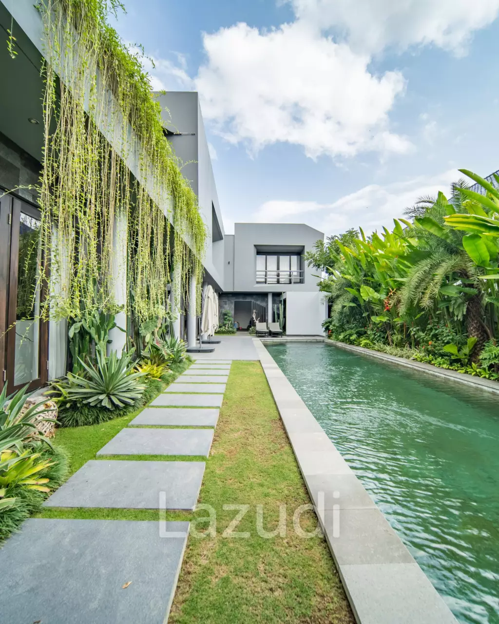 Luxurious 3-Bedroom Villa with Panoramic Mountain Views