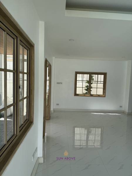 Modern 4 Bedroom Villa with Pool near BCIS