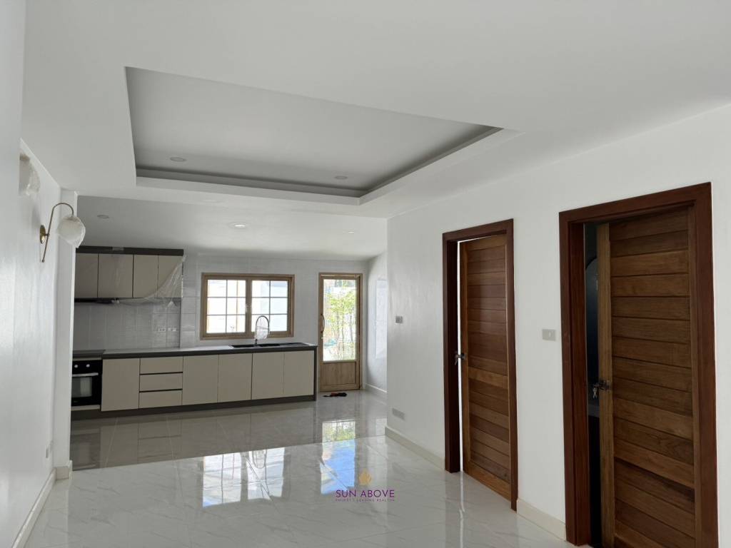 Modern 4 Bedroom Villa with Pool near BCIS