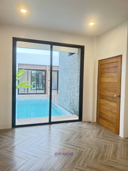 Luxurious 3-bedroom pool villa with garden near Makro Thalang