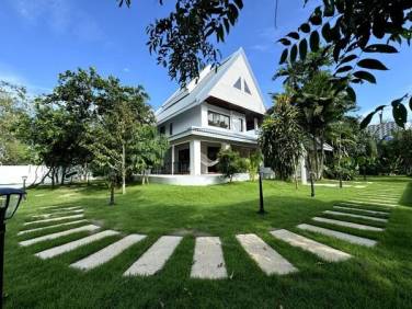 Peaceful 3 or 4-Bedroom Villa with Stunning Outdoor Space in Paklok