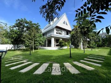 Peaceful 3-Bedroom Villa with Stunning Outdoor Space in Paklok