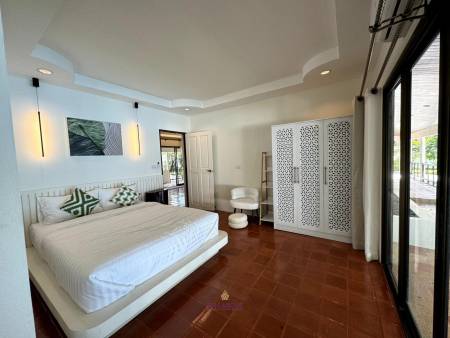 Peaceful 3-Bedroom Villa with Stunning Outdoor Space in Paklok