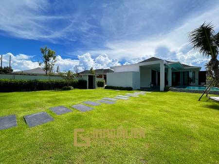 Brandneue Pool Villa mit 5 Schlafzimmern in der Nähe des Black Mountain