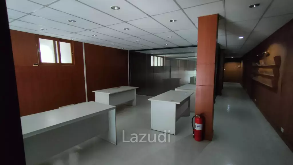 Super Prime Location Commercial Building for rent in Langsuan