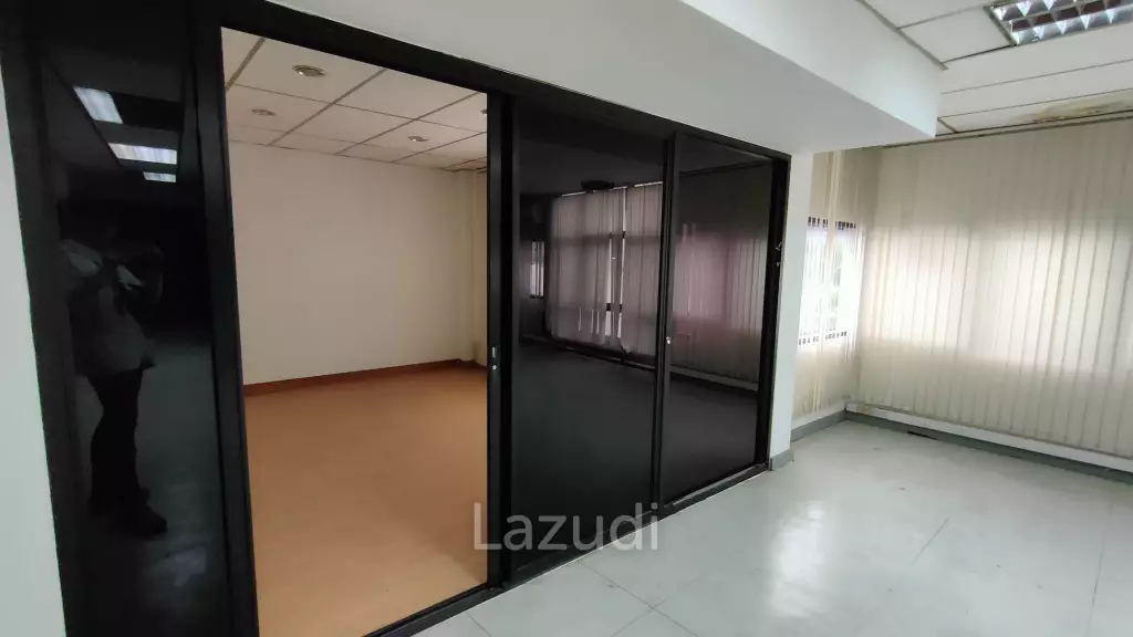 Super Prime Location Commercial Building for rent in Langsuan