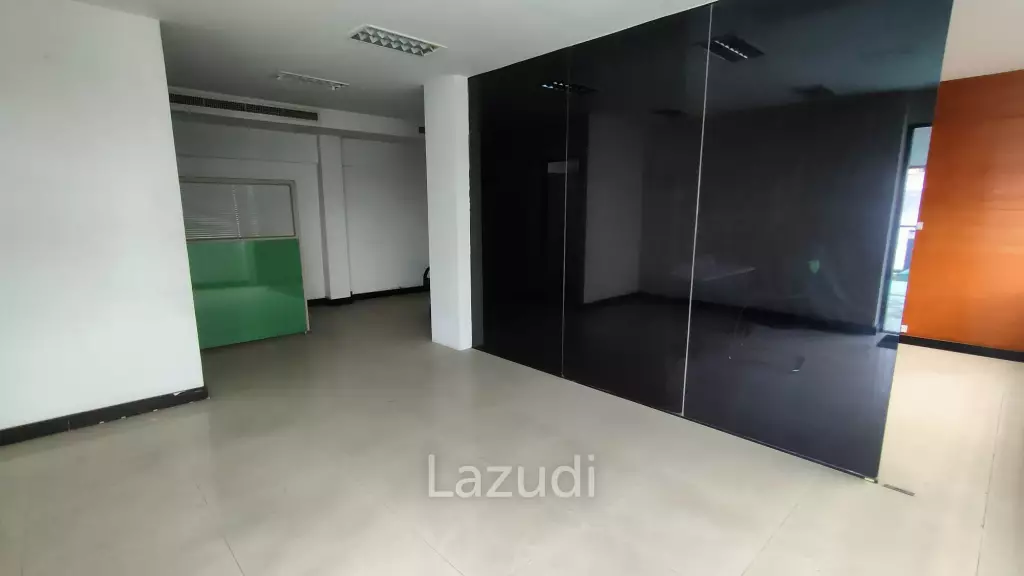 Super Prime Location Commercial Building for rent in Langsuan