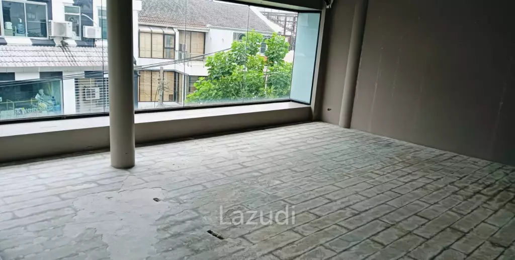 50SQM Community Area Prime Phrom Phong Retail Space - 3rd floor