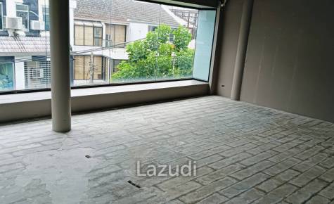 50SQM Community Area Prime Phrom Phong Retail Space - 3rd floor