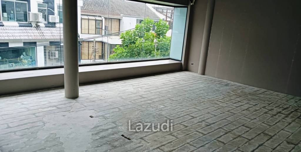 50SQM Community Area Prime Phrom Phong Retail Space - 3rd floor