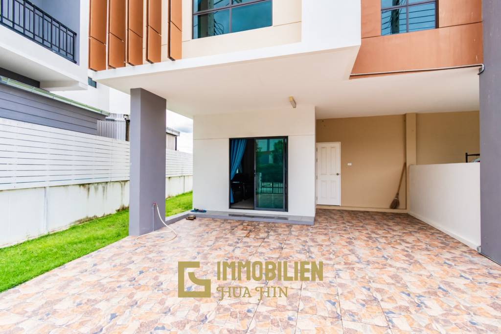 LA VALLE TOWN 3 : 3 bed two storey built-in kitchen