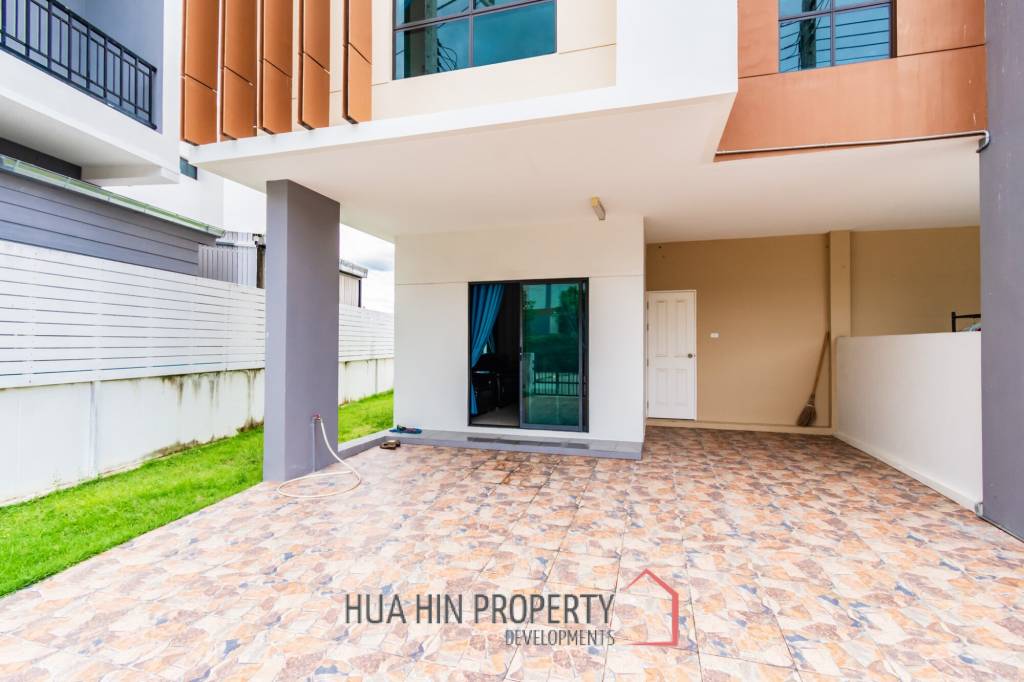 LA VALLE TOWN 3 : 3 bed two storey built-in kitchen