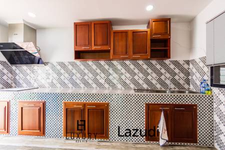 LA VALLE TOWN 3 : 3 bed two storey built-in kitchen