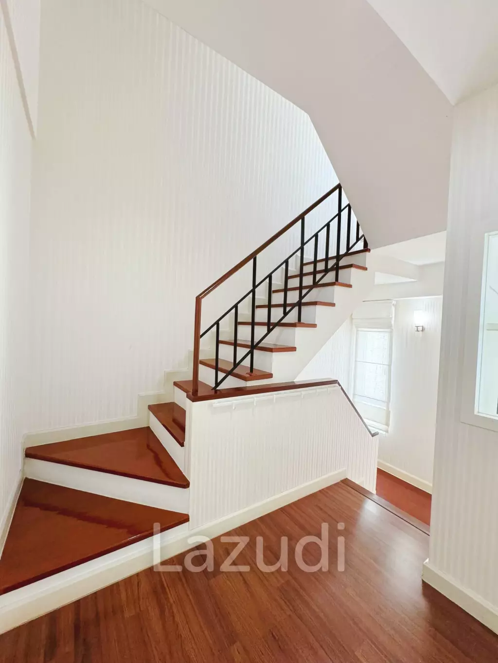 3 Bed 3 Bath 200 SQ.M Townhouse in Sukhumvit 62