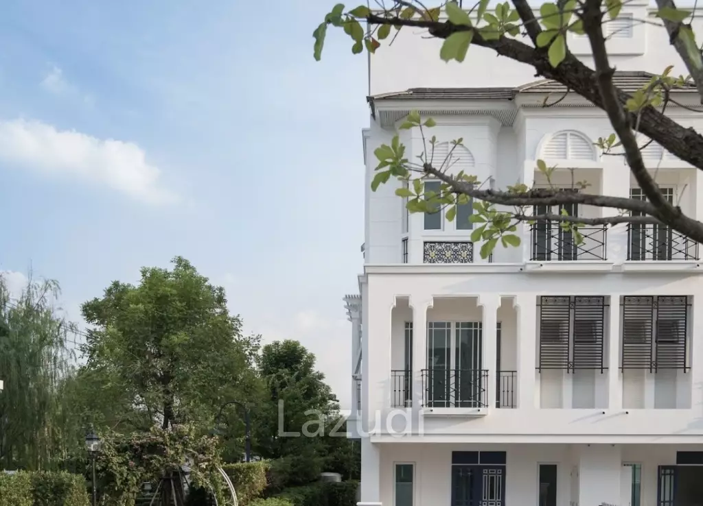 3 Bed 3 Bath 200 SQ.M Townhouse in Sukhumvit 62