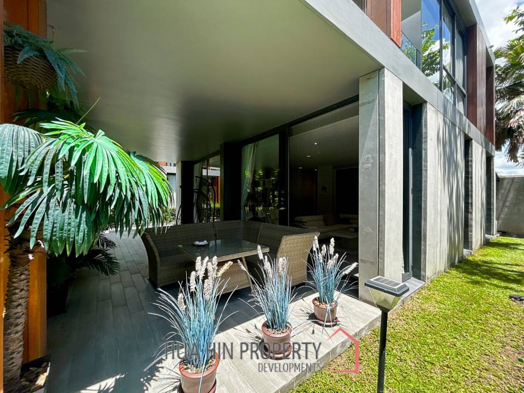 Baan Samranlom : 3 Bedroom Beachfront Villa