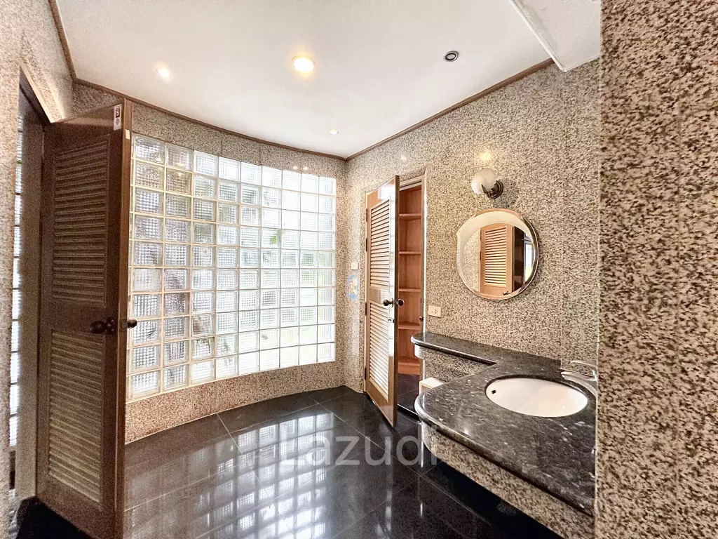 6 Bed 6 Bath 500 SQ.M Townhouse in Thonglor