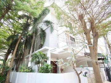 Areeya Mandarina Sukhumvit 77 / Townhouse For Sale / 3 Bedrooms / 250 SQM / BTS On Nut / Bangkok