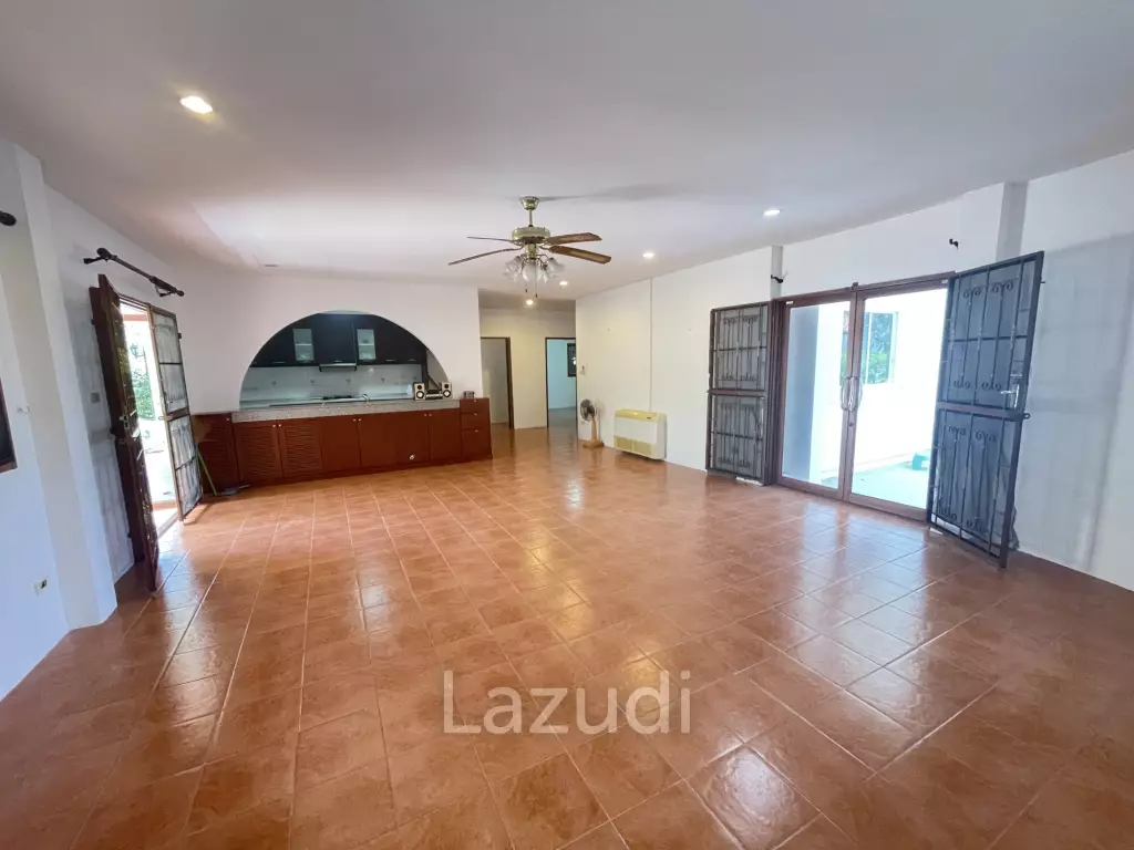 Summerland: Spanish-style pool villa with 6 bedrooms and 4 bathrooms