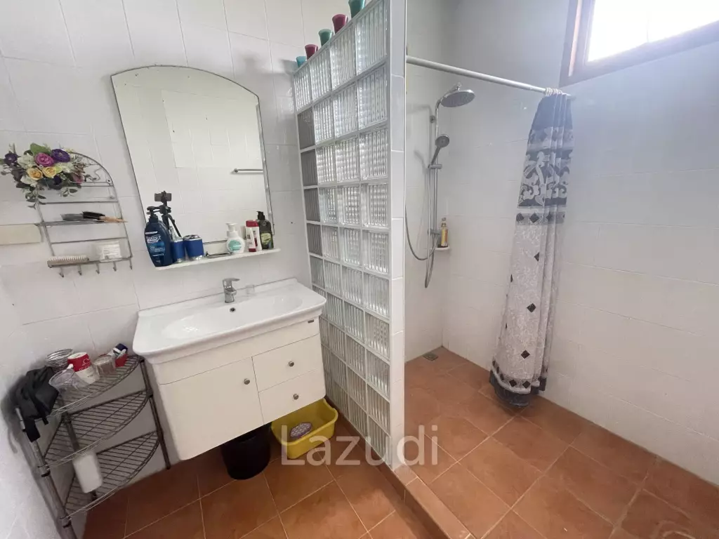 Summerland: Spanish-style pool villa with 6 bedrooms and 4 bathrooms