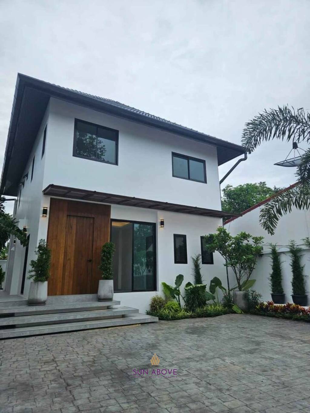 Newly Renovated 4-Bedroom Villa In Saiyuan. Rawai